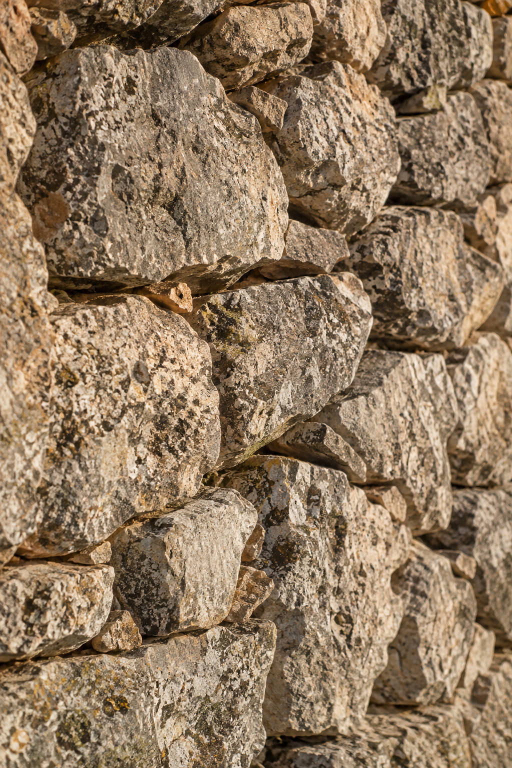 Detalle de una pared tradicional de piedra seca mallorquina